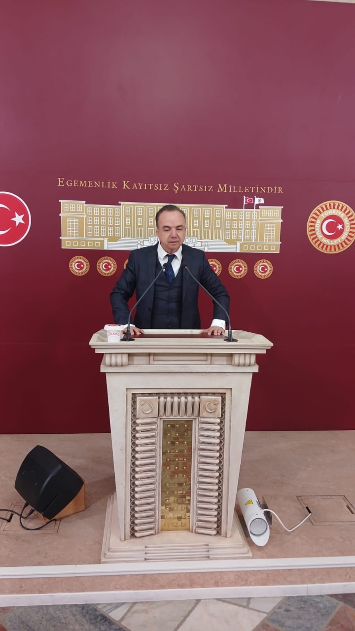 Genel Kurul kürsüsü önünde önemli an