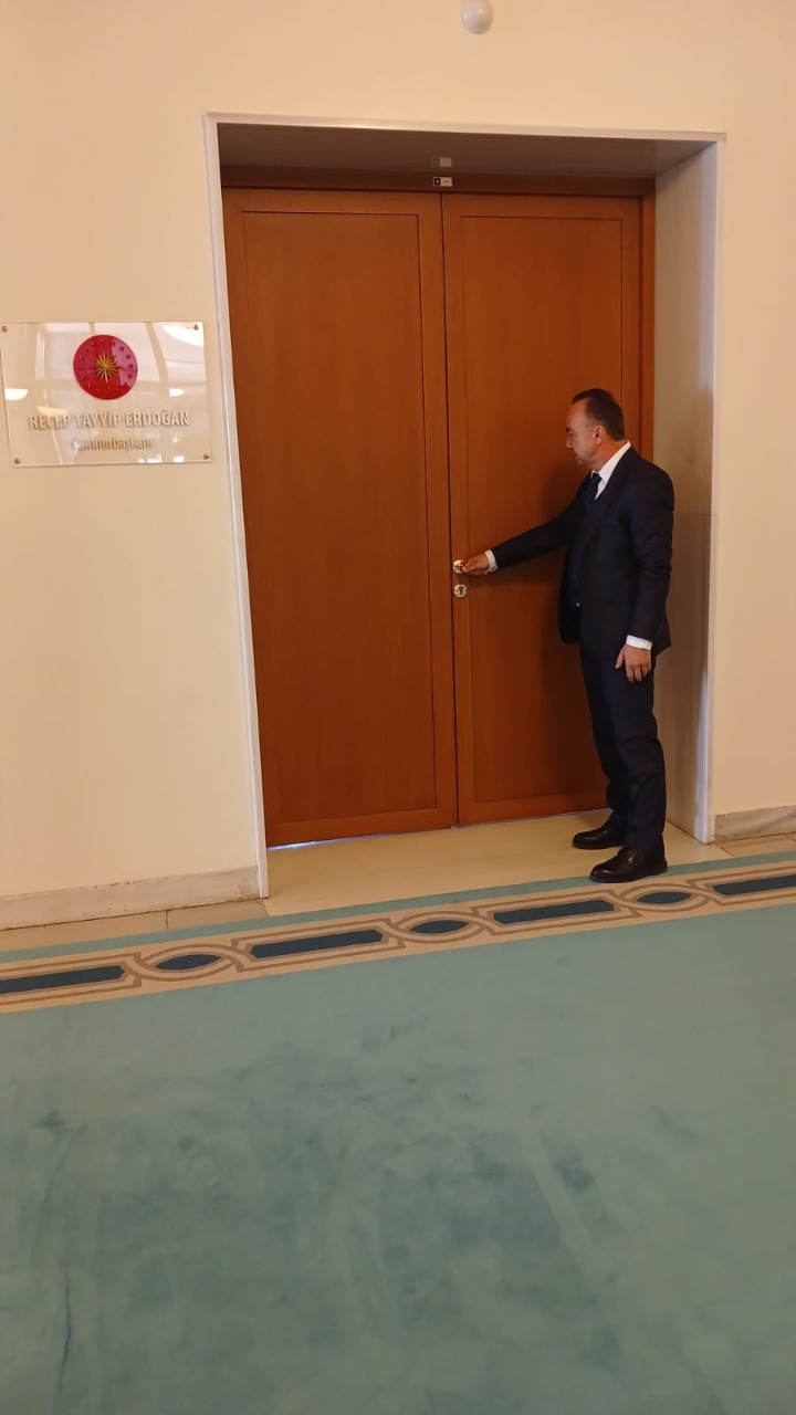 Cumhurbaşkanlığı kapısı önünde resmi ziyaret fotoğrafı